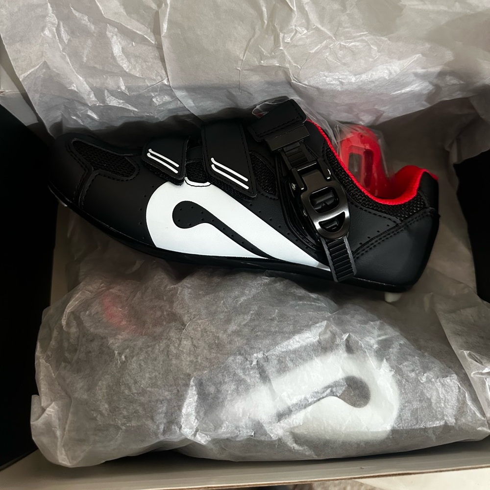 Brand new Peloton Cycling Shoes. Women’s size 7//38.
